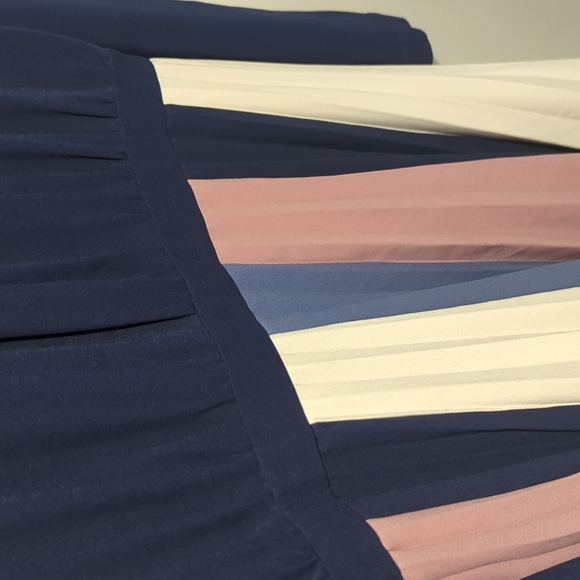 ADELYN RAE | COLORBLOCK ACCORDION MIDI DRESS - Picture 13 of 14